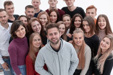 Kapat. Arkadaşlarının arasında duran kendine güvenen adam.