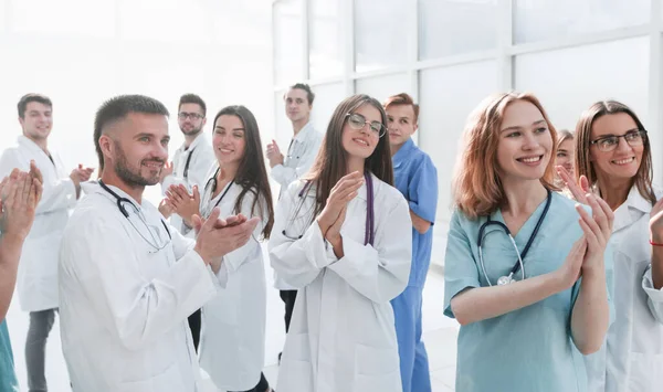 Tým různorodých lékařů tleskající jejich společný úspěch — Stock fotografie