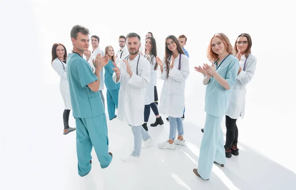 Zespół różnorodnych lekarzy bijący brawo ich wspólnym sukcesom — Zdjęcie stockowe