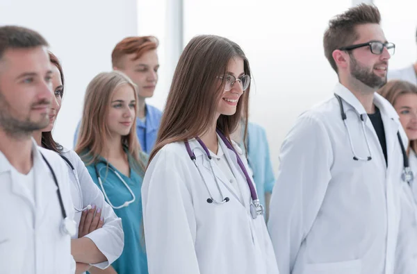 Grupa młodych lekarzy patrzy w przyszłość z ufnością . — Zdjęcie stockowe