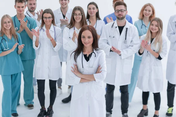 Grupa ufnych młodych lekarzy stoją razem — Zdjęcie stockowe