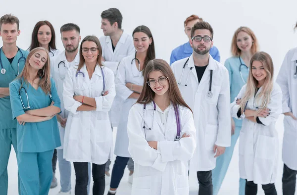 Groep zelfverzekerde jonge artsen staan samen — Stockfoto