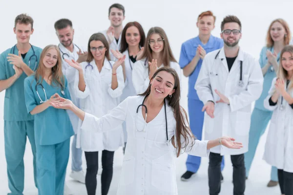 Велика група медичних працівників аплодують своєму лідеру — стокове фото