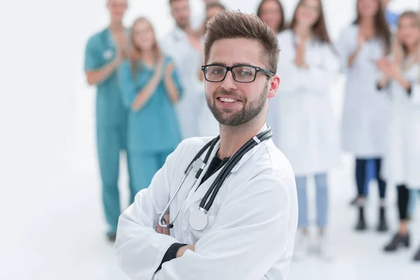 Sorrindo médico-chefe de pé na frente de seus colegas — Fotografia de Stock