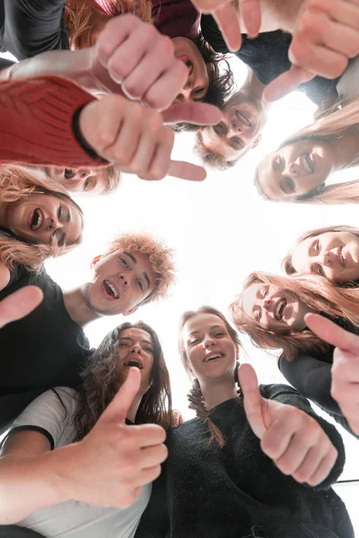 Gruppe fröhlicher junger Leute steht im Kreis — Stockfoto