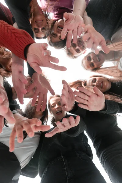 Jóvenes felices de pie en un círculo y mostrando los pulgares hacia arriba — Foto de Stock