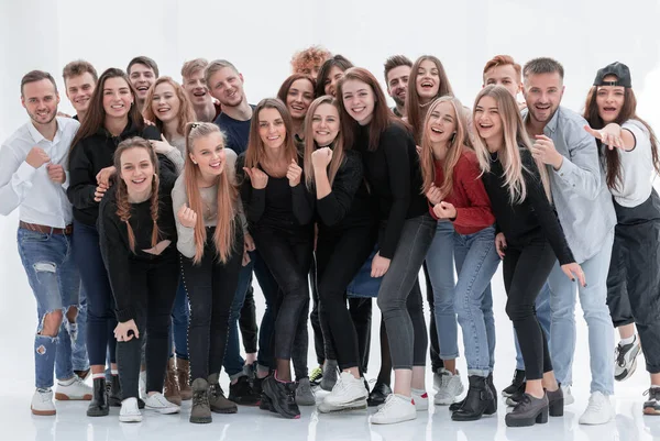 Große Gruppe fröhlicher junger Menschen, die zusammenstehen — Stockfoto