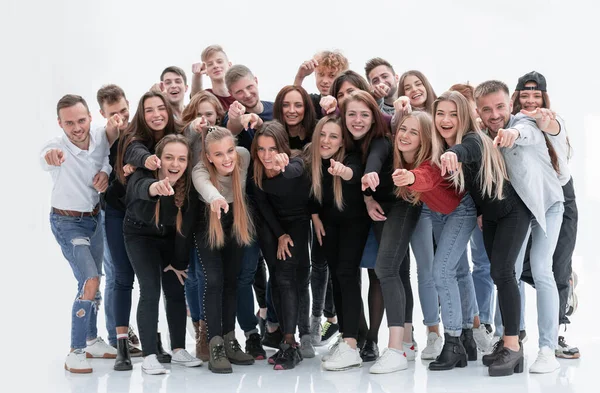 Gruppe fröhlicher junger Leute, die auf dich zeigen — Stockfoto