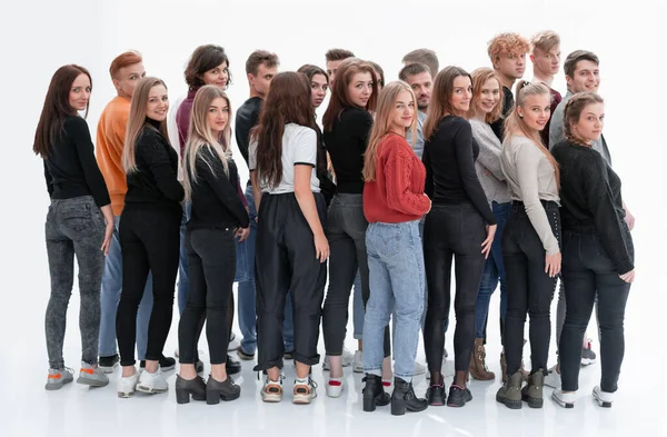 Groep ongedwongen jongeren die naar de camera kijken — Stockfoto