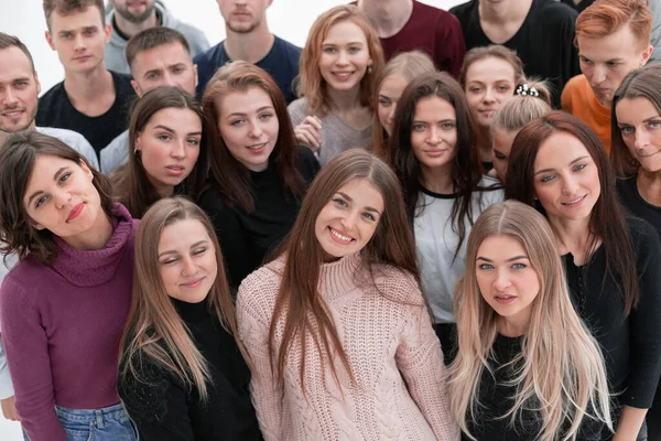 Grupp ambitiösa ungdomar tittar på kameran — Stockfoto