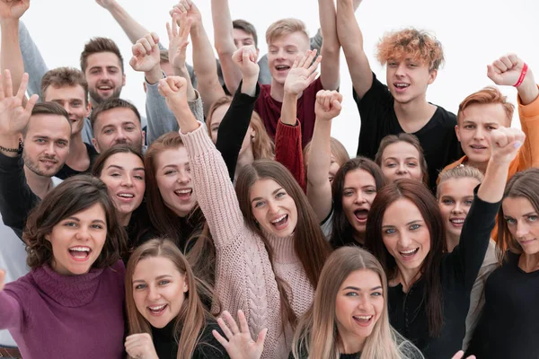 Velká skupina šťastných mladých lidí dívá do kamery — Stock fotografie