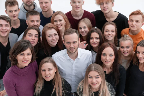 Bir grup farklı genç insan bir arada duruyorlar. — Stok fotoğraf