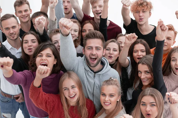 Nahaufnahme. selbstbewusster Typ, der unter seinen Freunden steht — Stockfoto