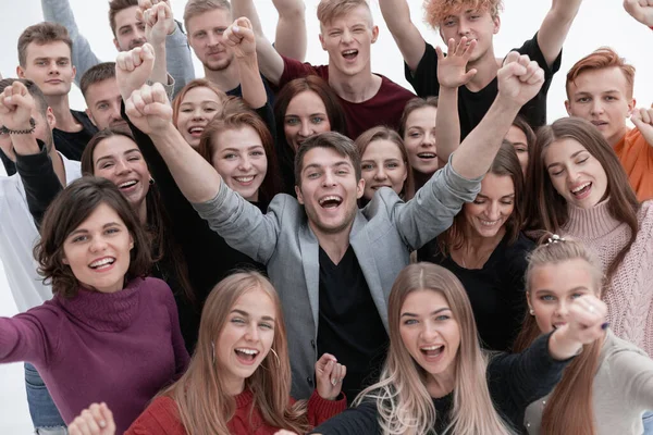 På nära håll. glada ungdomar som visar sin framgång — Stockfoto