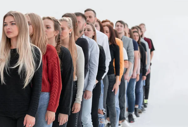 Grupo de jovens diversos em pé na fila. — Fotografia de Stock