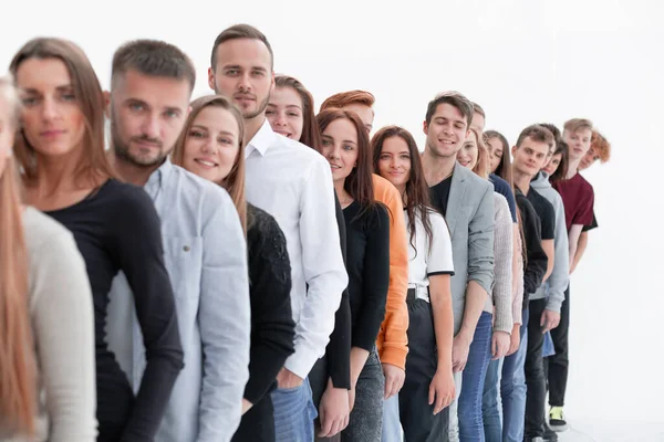 Groep van diverse jongeren die in de rij staan — Stockfoto