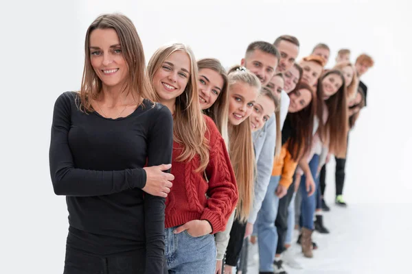 줄을 서 있는 행복 한 청소년들의 그룹 — 스톡 사진