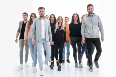 Büyük bir grup neşeli arkadaş birlikte yürüyor.