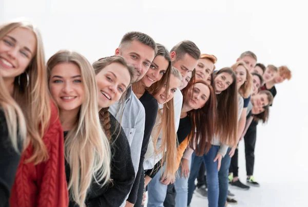 Kelompok orang-orang muda ceria berdiri di belakang satu sama lain — Stok Foto