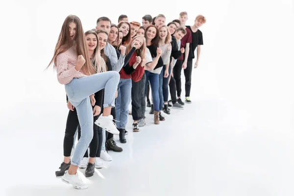 Zelfverzekerde jonge vrouw die voor een kolom van jongeren staat — Stockfoto