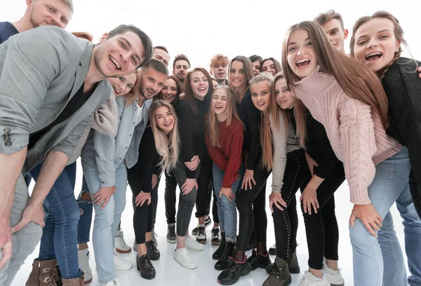 Большая группа уверенных в себе молодых людей, стоящих вместе — стоковое фото