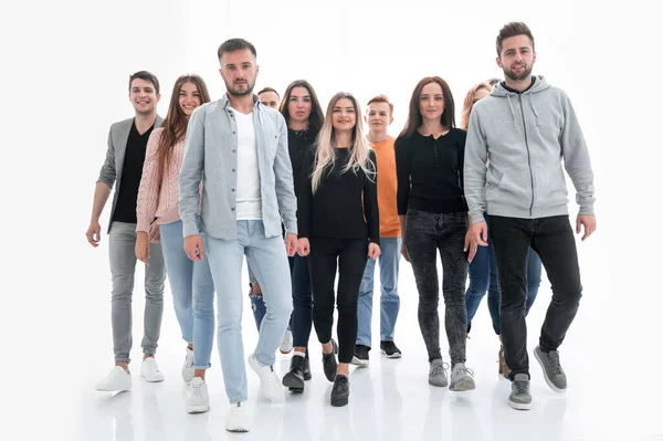 Große Gruppe gut gelaunter Freunde beim gemeinsamen Wandern — Stockfoto