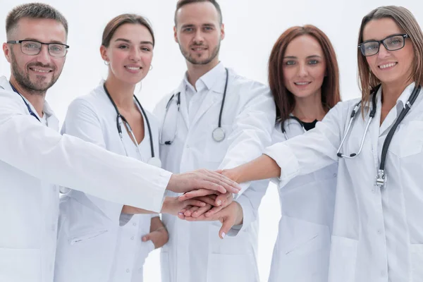 Skupina mladých lékařů, kteří si spojují dlaně. — Stock fotografie