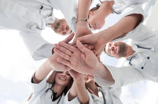 Imagem de um grupo de pessoal médico diversificado mostrando a sua unidade. — Fotografia de Stock