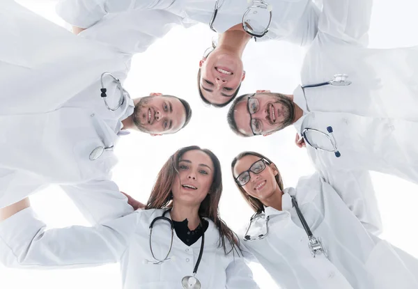 Група різноманітних медичних працівників, що стоять в колі . — стокове фото