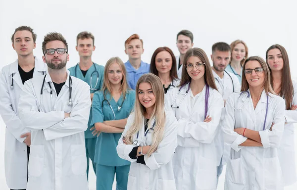 Retrato de grupo de médicos e estagiários de pé juntos — Fotografia de Stock