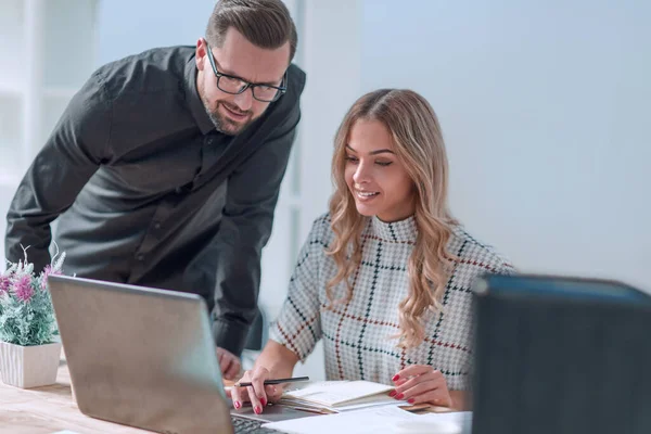 Colleghi di lavoro che utilizzano un computer portatile per lavorare con i documenti — Foto Stock