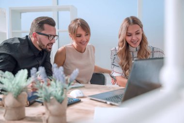 Kapat. İş ekibi online haberleri tartışıyor.