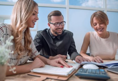 Genç iş kadını bir iş toplantısında fikirlerini açıklıyor..