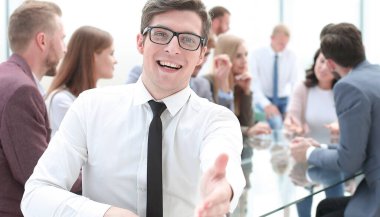 Kapat. Dost canlısı genç iş adamı elini uzatıyor.