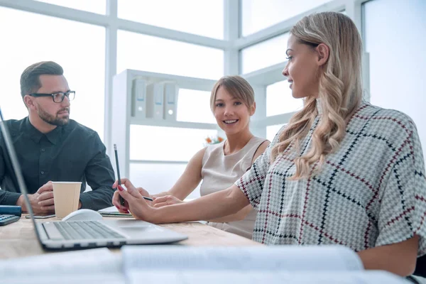 Equipo empresarial discutiendo el nuevo proyecto en la reunión — Foto de Stock