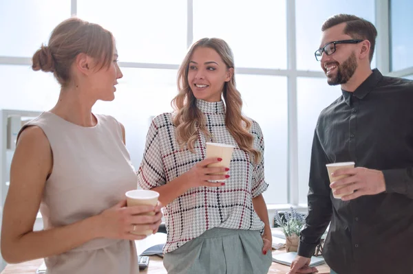 Wirtschaftsteam diskutiert in der Kaffeepause — Stockfoto