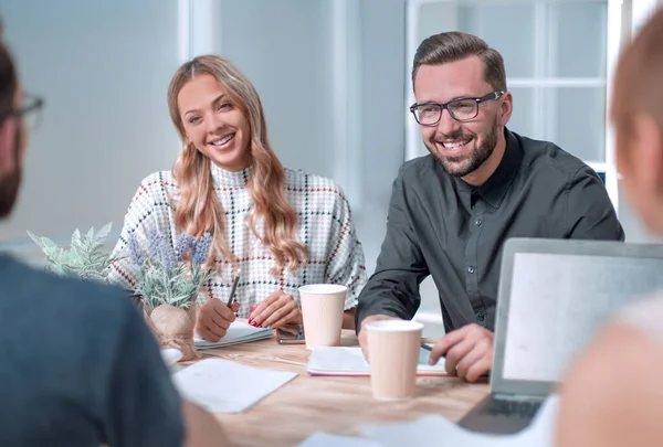 Hombre de negocios discutiendo con el equipo de negocios nueva estrategia — Foto de Stock