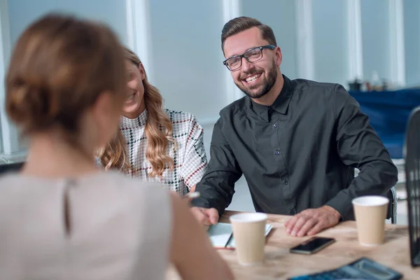 Equipo de negocios discutiendo temas de negocios durante una taza de café — Foto de Stock