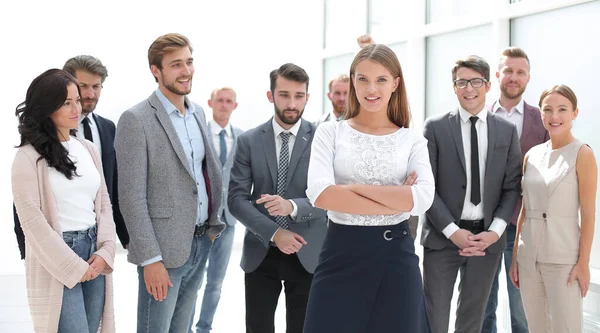 Líder de equipe confiante em pé na frente de seus colegas — Fotografia de Stock