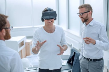 Ofiste VR kaskı kullanan mimarlar ve tasarımcılar
