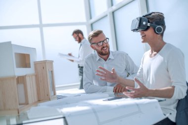 Kapat. Tasarımcı proje üzerinde Vr başlığıyla çalışıyor