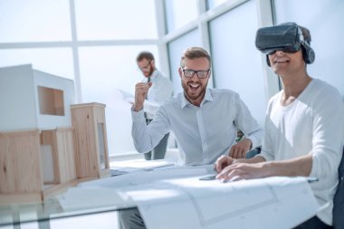 Kapat. Tasarımcı proje üzerinde Vr başlığıyla çalışıyor