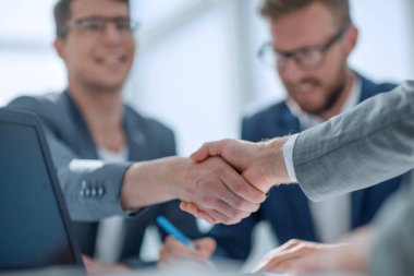 Kapat. güçlü iş adamları tokalaşması .