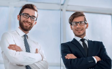 Alttakiler. Ofiste duran iki kendine güvenen iş adamı. .