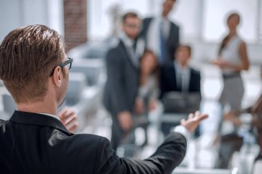 Arka manzara. İş adamı ofisine davet ediyor..