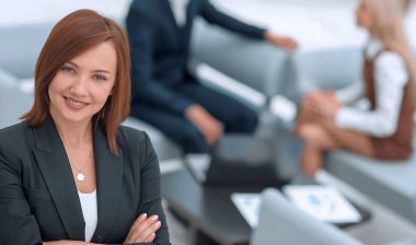 Bulanık arka planda başarılı genç iş kadını