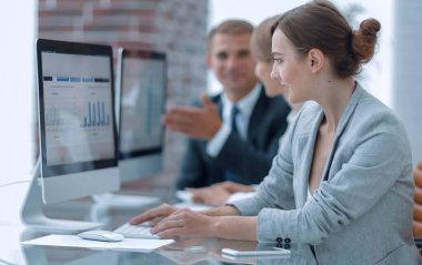 bir işyeri mali listeleri tartışırken iş takım