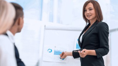 İş kadını, iş ekibiyle bir atölye çalışması yapıyor..