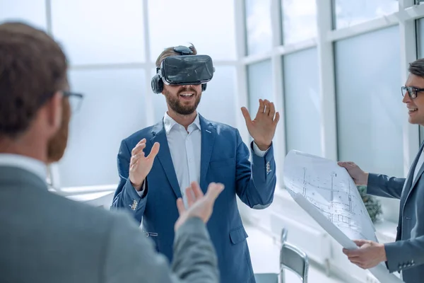 Arquitecto usando gafas de realidad virtual en el lugar de trabajo . — Foto de Stock