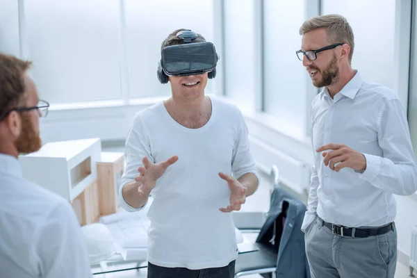 Arquitectos y diseñadores que utilizan casco VR en la oficina — Foto de Stock